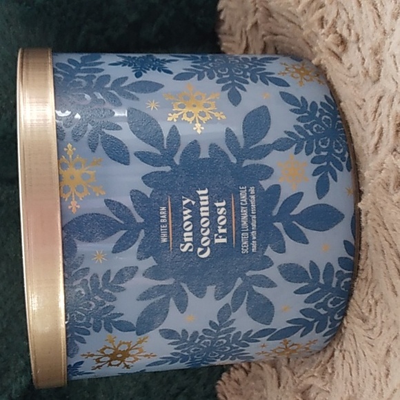 White Barn Snowy Coconut Frost Scented 3 Wick‎ Candle Holiday Favorite Fragrant - Picture 1 of 4